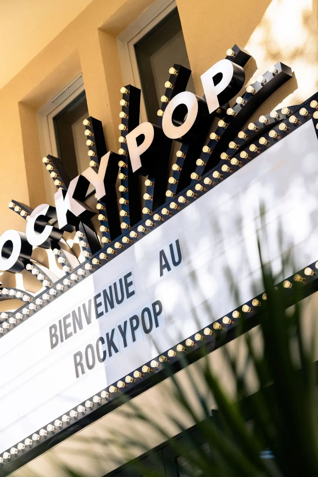 Façade pop et colorée de l’hôtel RockyPop Marseille à Castellane