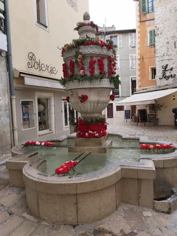 fontaine du peyra dans la vieille ville de vence decoree avec fleurs rouges pour la st valentin 2025