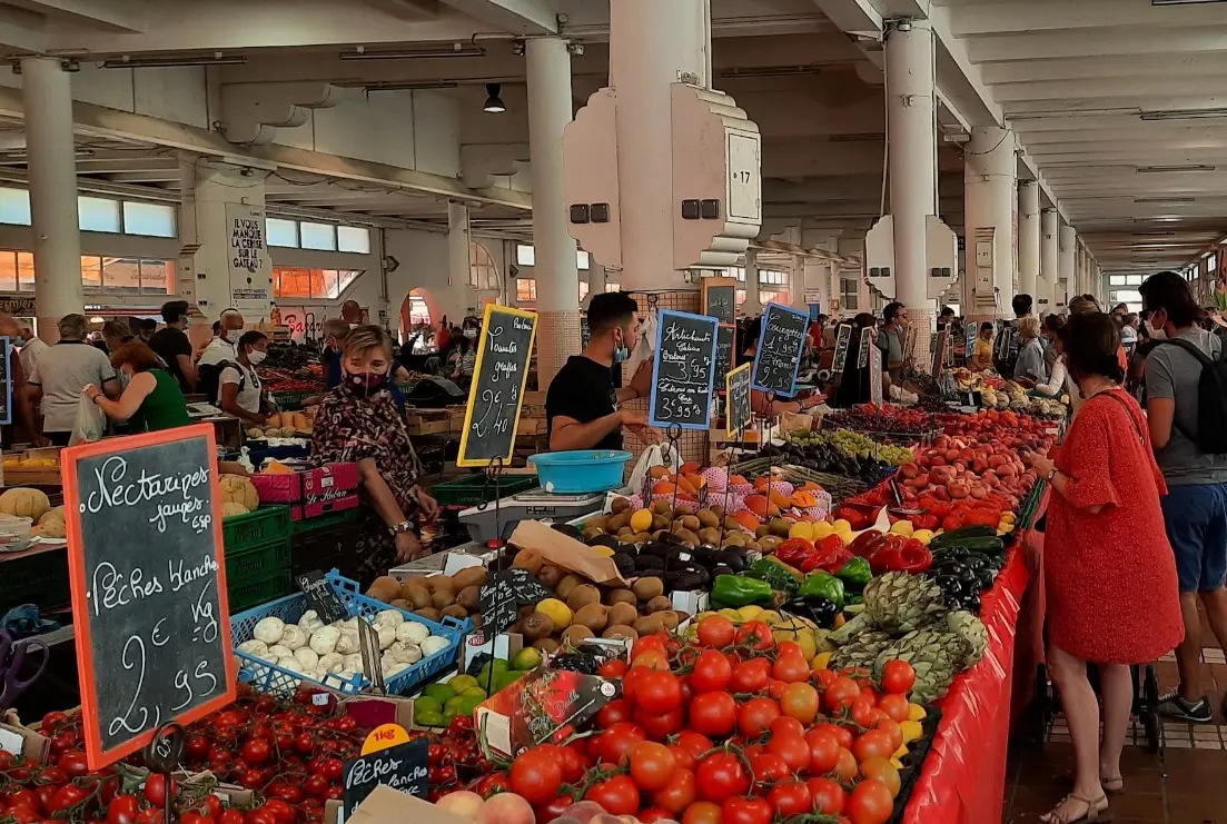 Marché Forville à Cannes avec étals colorés