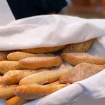 les petits batons de pain apportés dans un panier avec un service immaculé a la garoupe restaurant au cap d'antibes, un des meilleurs restaurants de la cote d'azur