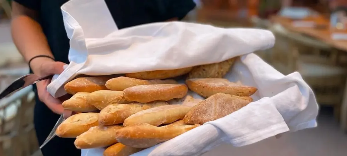 les petits batons de pain apportés dans un panier avec un service immaculé a la garoupe restaurant au cap d'antibes