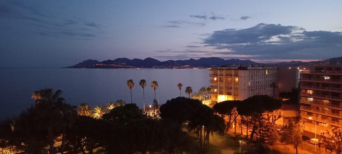 Une vue de rêve de la découpe de l'Esterel vu du rooftop de l'hôtel Belle Plage à Cannes. Vous pouvez trouver ces lieux en suivant les réseaux sociaux.