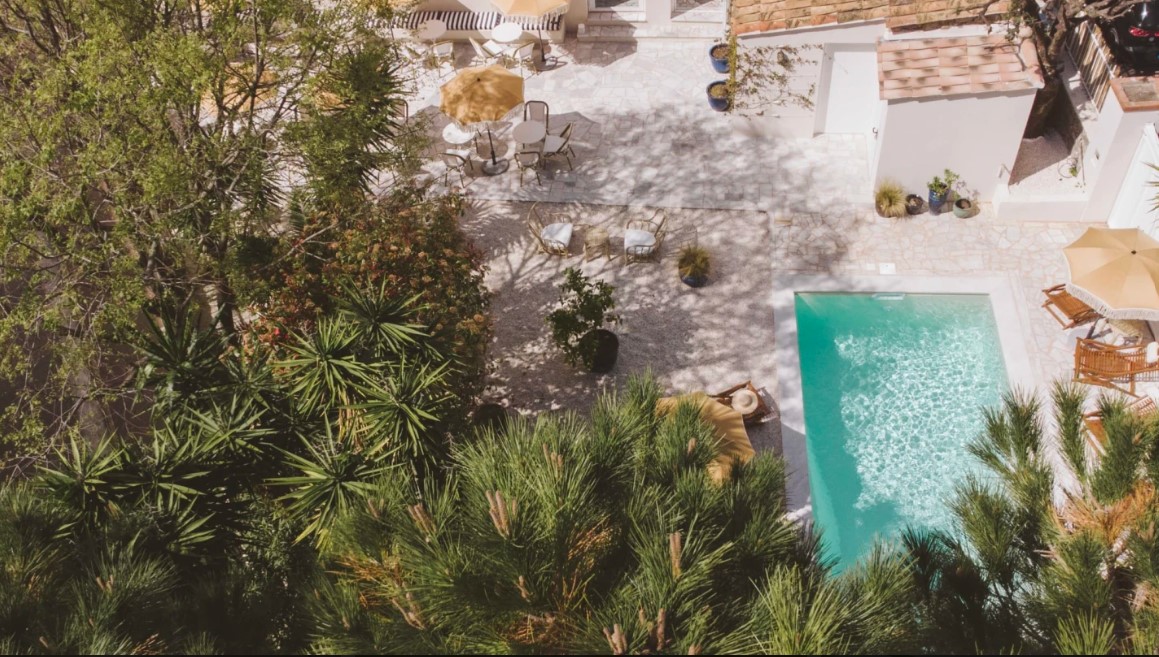 vue drone de la piscine et jardin de l'hotel le sud a juan les pins