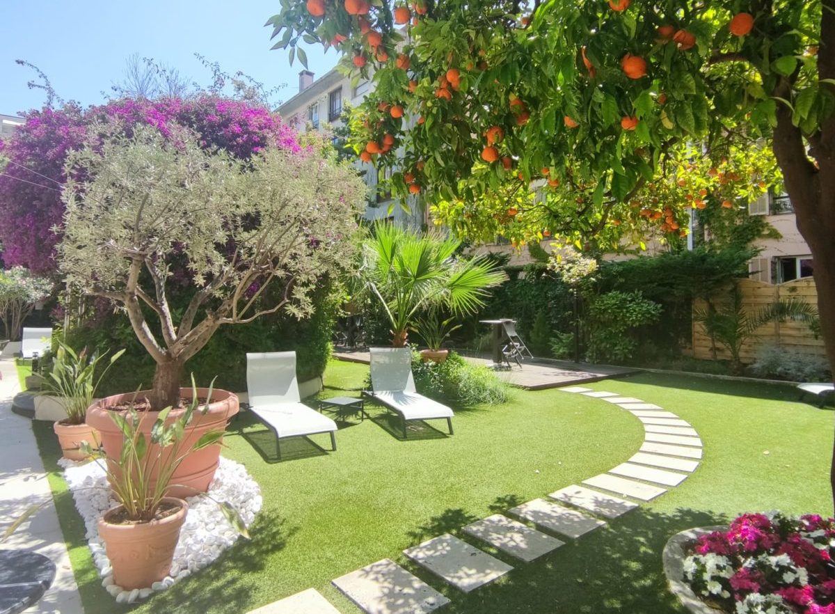 jardin interieur de l'hotel victoria a nice agremente d'un olivier et d'arbres a agrumes