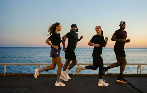 groupe de runners du Run Eat Club au coucher du soleil sur la plage de Nice