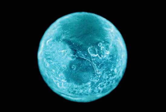 Œuvre artistique représentant une sphère bioluminescente évoquant les profondeurs océaniques