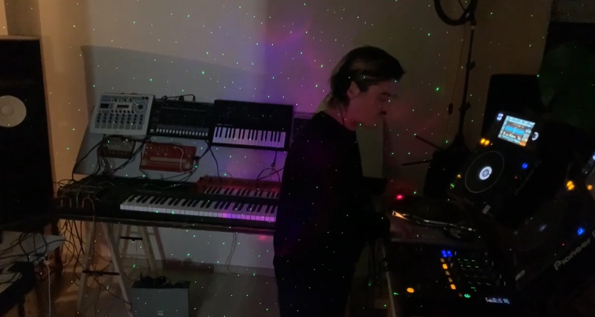 florian defresne aux commandes de ses machines de son home studio 