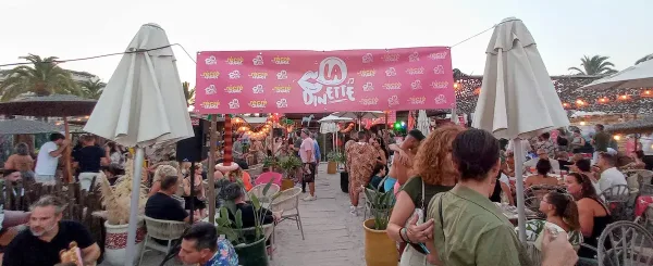 Décoration pink et ambiance festive à La Dinette.