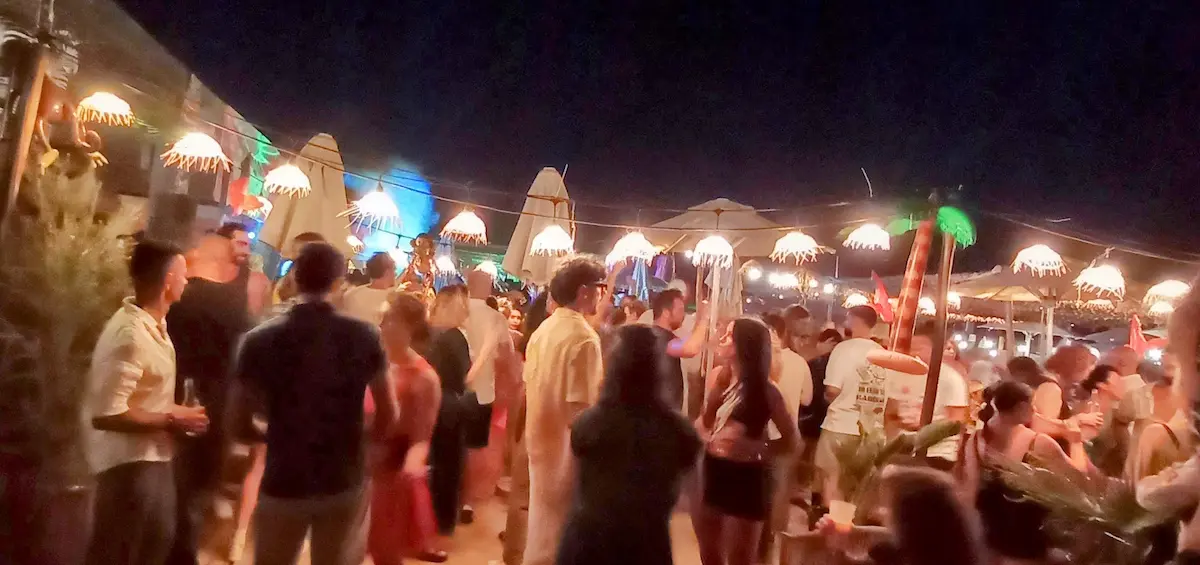 Public en fête lors de La Dinette Jungle Party au Vieux Rocher à Golfe Juan en aout 2025
