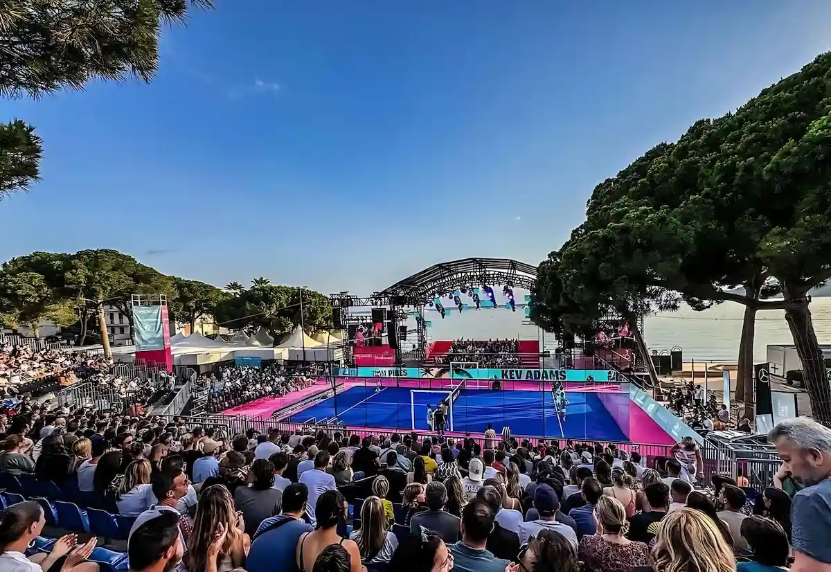 parterre de spectateurs autour du court central en 2024 dans la pinede d'antibes juan les pins lors de l'evenement bullpadel show 06 qui combine sports et celebrites en region paca