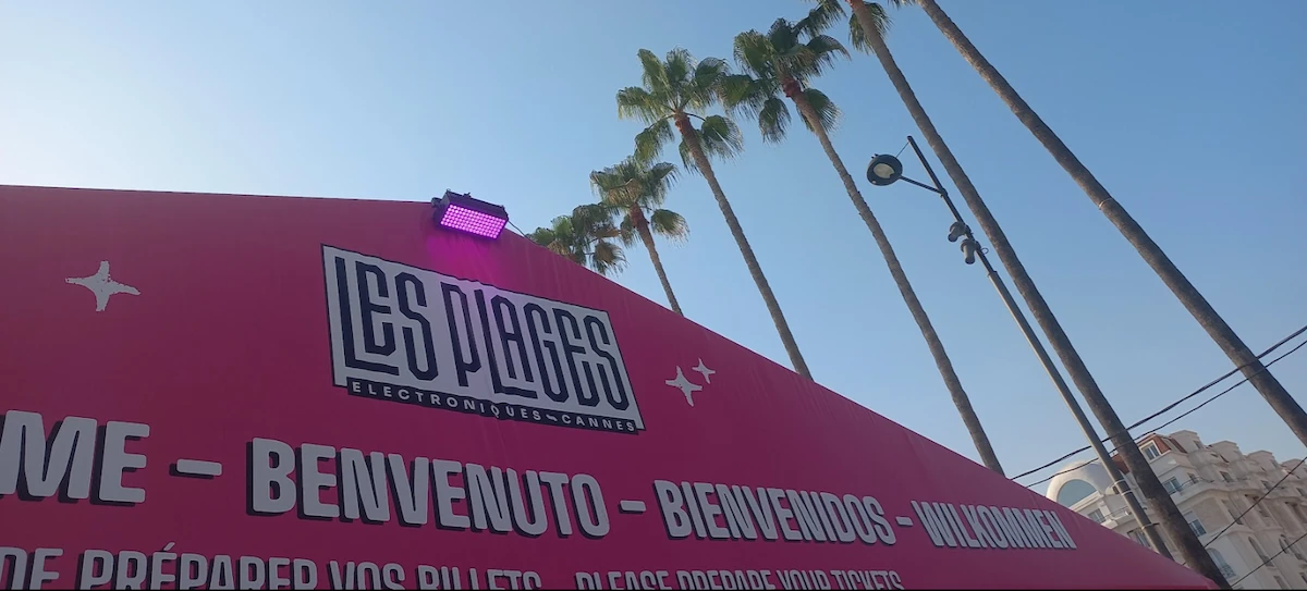 Entrée et signalétique des Plages Électroniques à Cannes le 10 août 2025