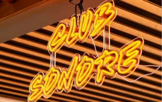 logo lumineux club sonore apposé dans tous les lieux investis par le collectif