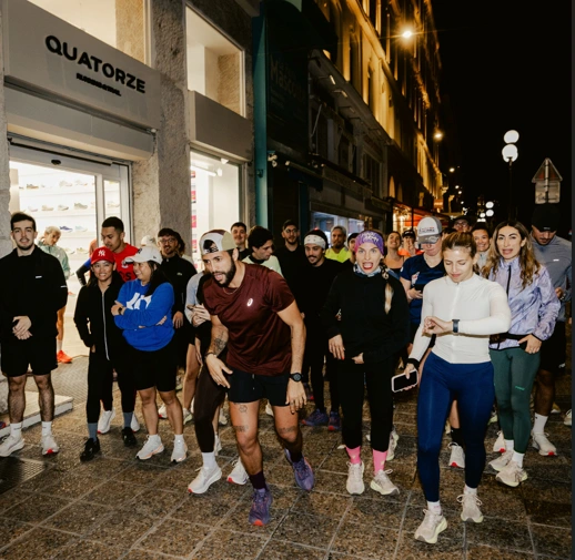 le groupe de runners Asics Testing & Social Run devant la boutique quatorze running à Nice