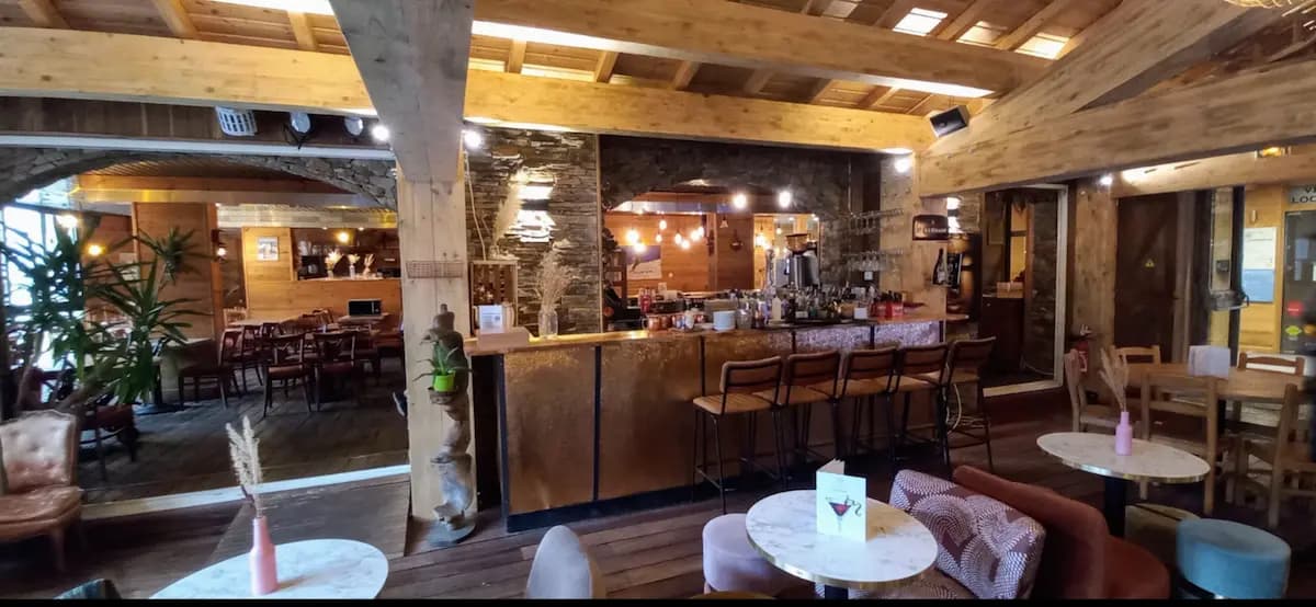 Salle et bar du restaurant Dos Hermanos à Isola 2000, ambiance conviviale et lounge