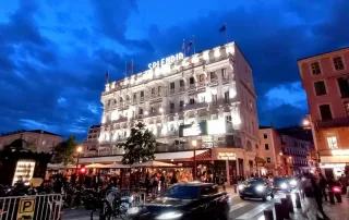 photo du new york new york dans l'hyper centre de cannes proche du palais des festivals sous le magnifique hotel splendid joliment eclaire de nuit
