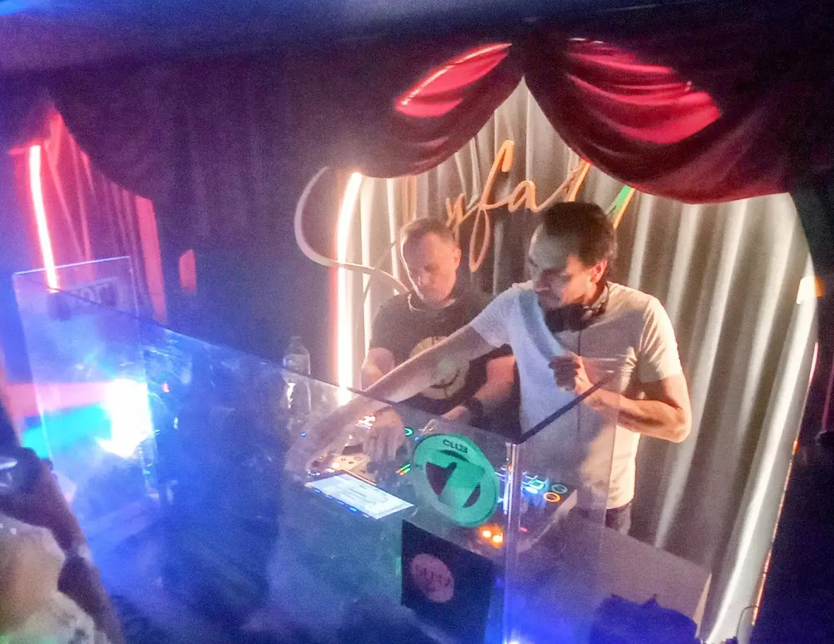 laurent n et kaiser en plein set au skyfall le 15 novembre 2025