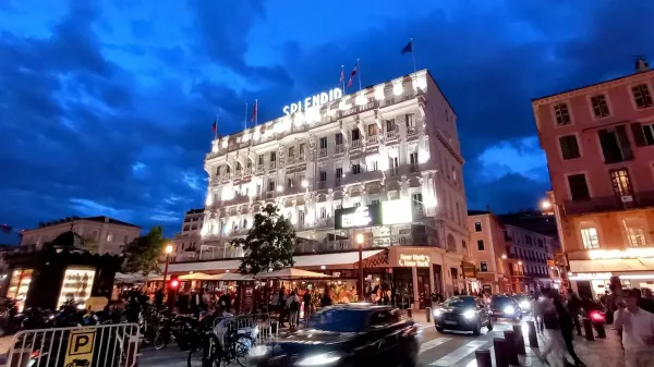 Cannes by night près du Palais des Festivals