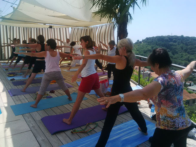 atelier de yoga a chateauneuf de grasse sur la cote d'azur avec olivier dalmasso