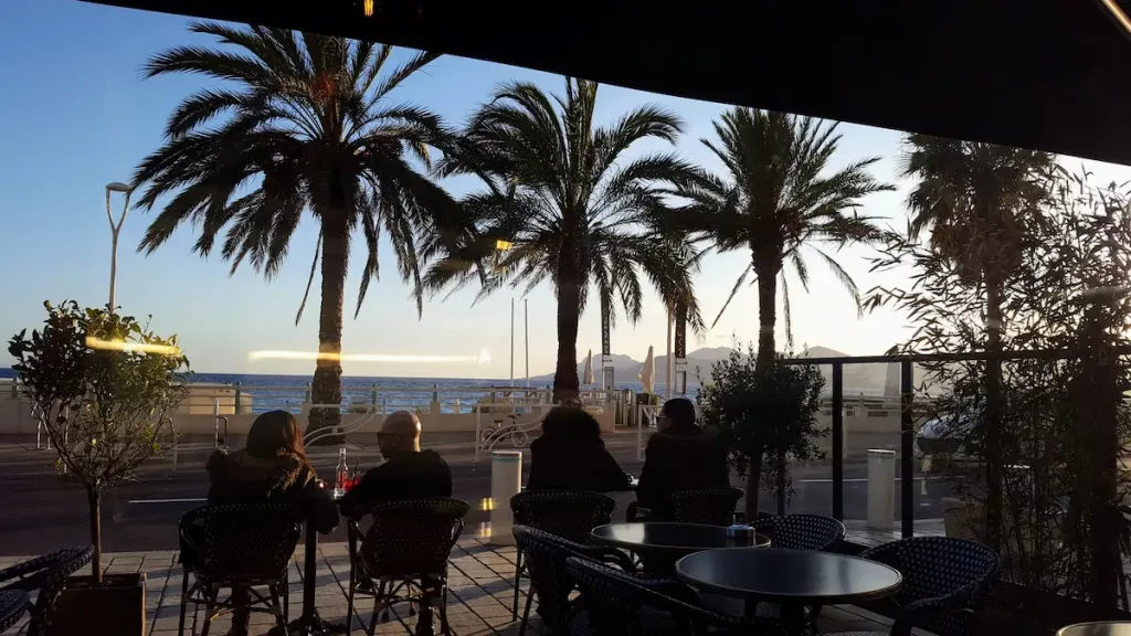 Terrasse d'un restaurant à Mandelieu au coucher du soleil