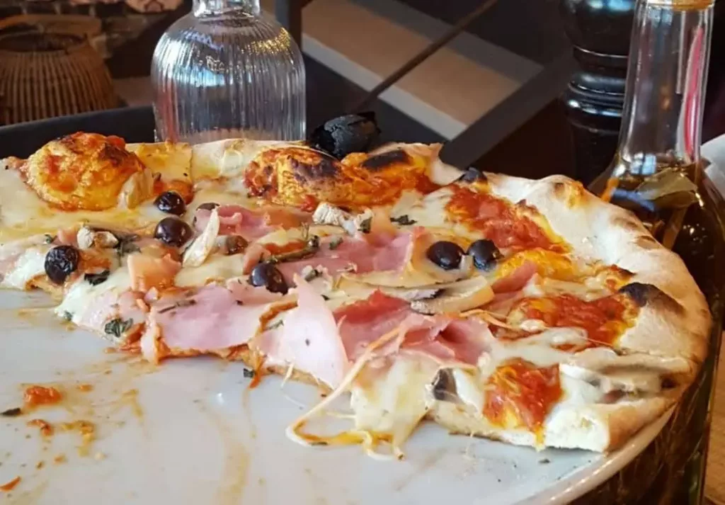 Pizza à moitié mangée dans un restaurant de Cannes