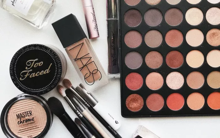 palette de maquillage pour embellir les candidate au concours de beauté de miss côte d'azur 2023