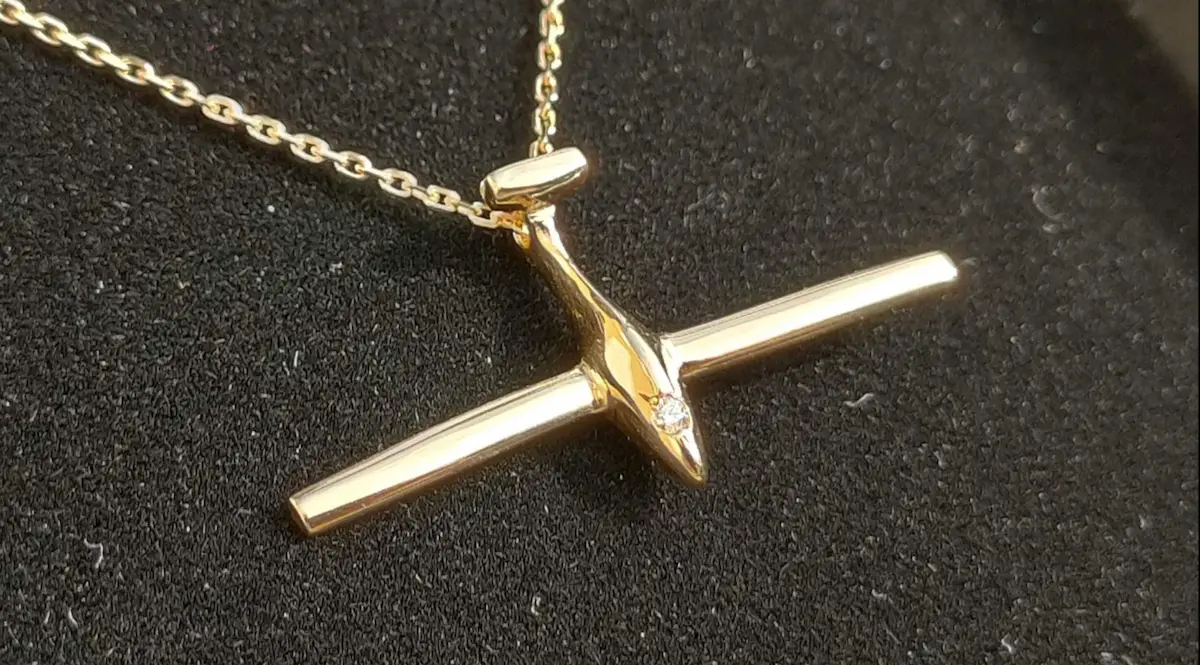 realisation en metal et diamant d'un planneur pour un jeune pilote client de jk bijoutier joallier qui le porte en permanence