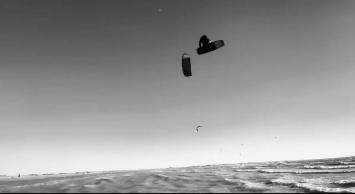 marco lo cicero est adapte de kitesurf comme en temoigne cette photo ou il realise a un saut au dessus de la mer