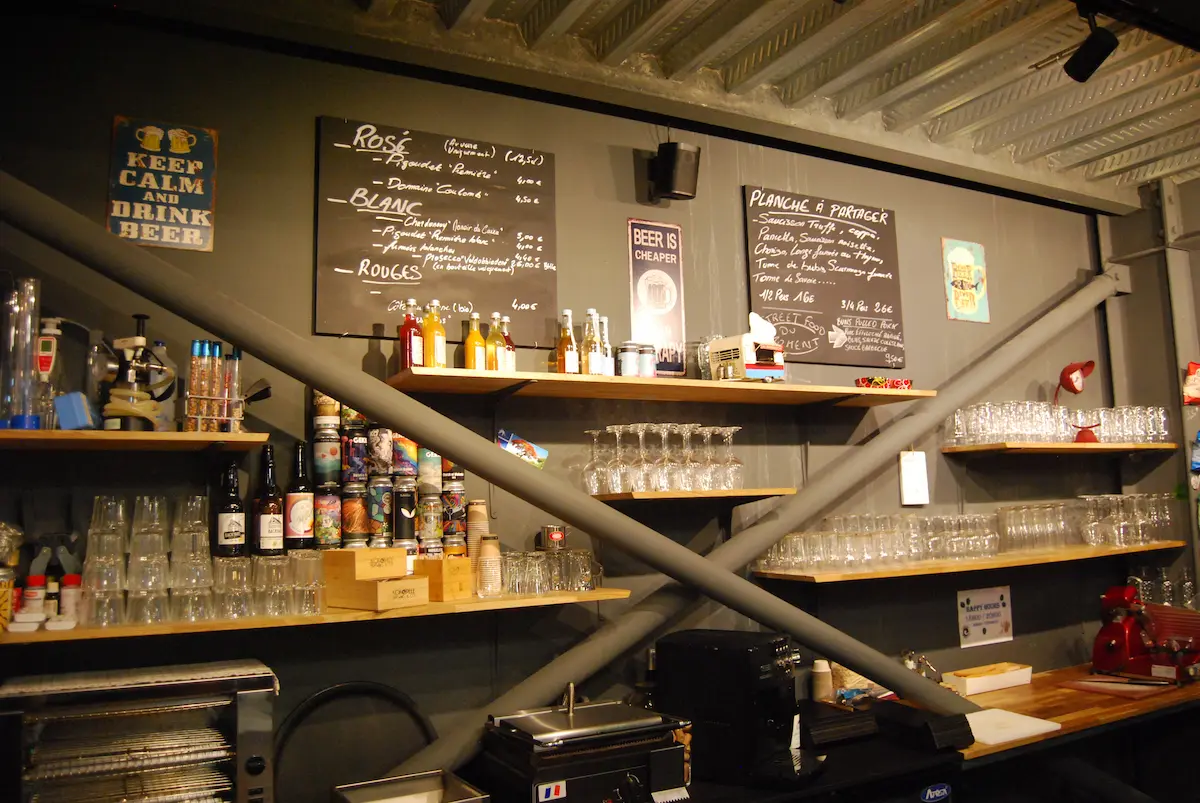 detail du bar de la brasserie kokopele a golfe juan a 3 pas du port
