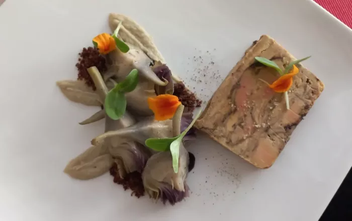 bloc de foie gras et petits artichauds de saison parfaitement assaisonnes en plat principal a l'atelier des saveurs de stephane garcia a la colle sur loup sur la cote d'azur