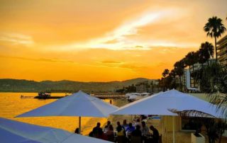 Juan les Pins un soir d'été sous une lumière doree, lieu ideal pour boire un verre sur une des plages