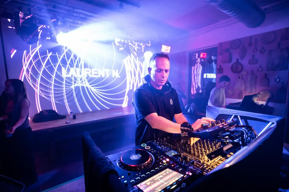 le dj et co-fondateur de clair de lune party, laurent n.