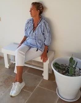 une voyageuse fatiguee se repose sur un petit banc devant sa chambre d'hotel dans la region des pouilles en italie du sud
