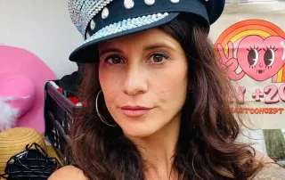 portrait de l'organisatrice de soiree et specialiste en communication et RP marie armelle a un evenement techno