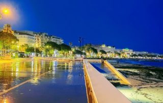 que faire sur la cote d'azur? commencez par cannes par ex. photo de la croisette de cannes de nuit sous la pluie