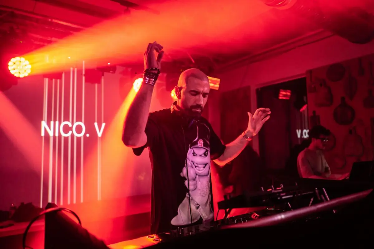le dj et co-fondateur de clair de lune party, nico.v, aux platines