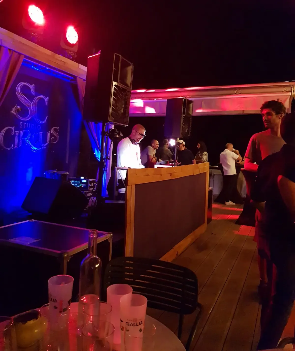 nico. v ouvre la soiree avec un tempo chill pour permettre aux convives de papoter avant que le son ne monte chez joseph a cap 3000