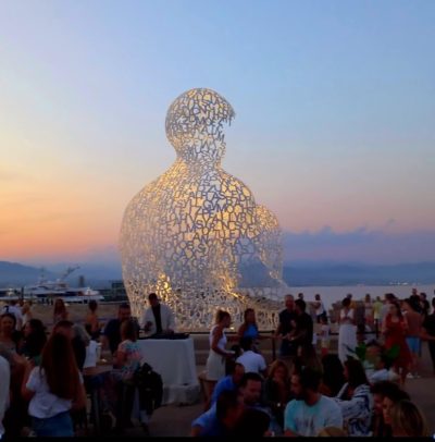 statue du nomade a antibes, qui devient un lieu festif en ete lorsque le bar ephemere x bam antibes y organise ses soirees