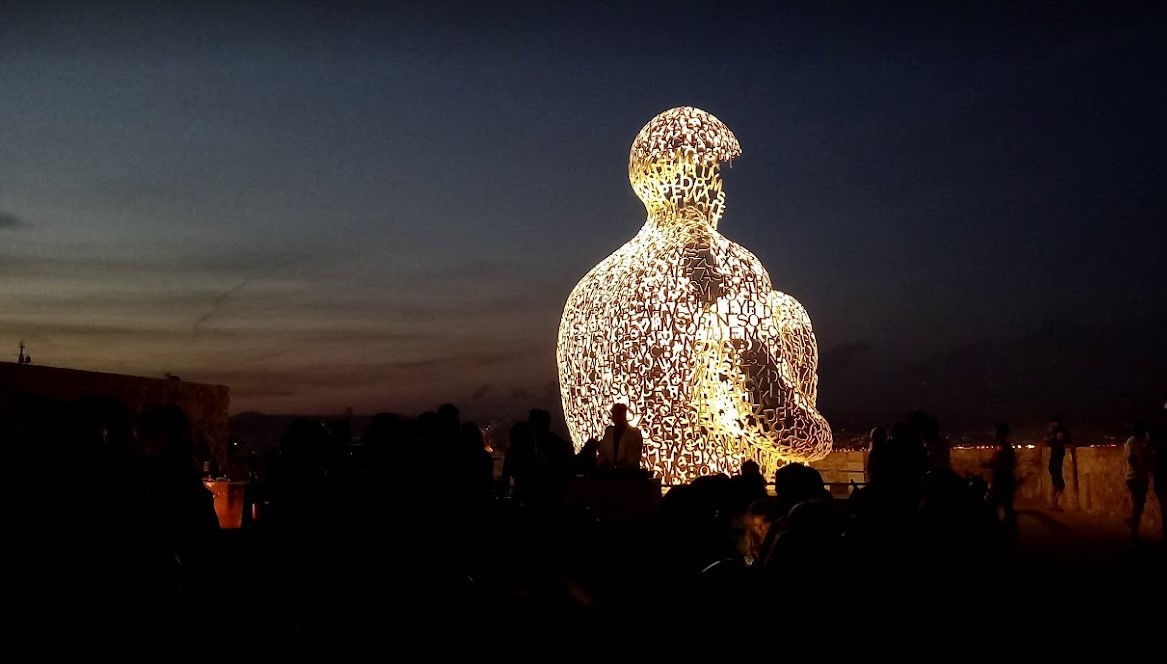 statue du nomade a antibes a l'heure du coucher de soleil ou s'installer pour la 2eme annee l'association bar ephemere et bam antibes