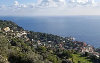 Non loin de l'espace Alain Prado où vous pouvez vous garer pour entamer l'ascension du sentier de la tete de chien au dessus de cap d'ail et monaco