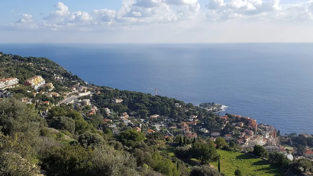 Non loin de l'espace Alain Prado où vous pouvez vous garer pour entamer l'ascension du sentier de la tete de chien au dessus de cap d'ail et monaco
