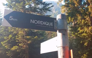panneau piste noire a st martin vesubie dans le boreon signalant les pistes de ski de fond qui se transforment en sentiers de randonnee l'ete