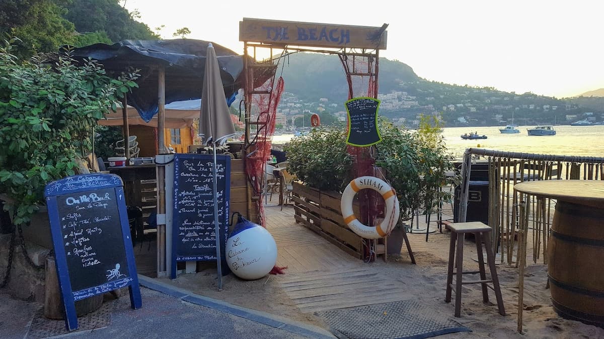 beach bar entierement exterieur situe sur la promenade de la pointe de l'aiguille a theoule-sur-mer