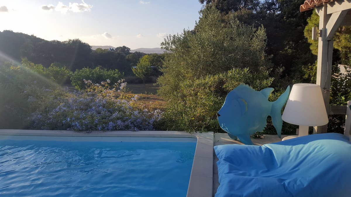 Bord de piscine sur fond montagneux formidable havre de paix à la Villa Limone à Balagne en Italie
