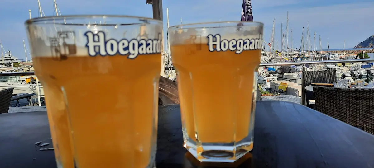 deux pintes de hoogarden (biere blanche) sur la terrasse de pepite sur le port de la napoule