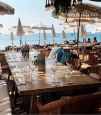 Terrasse du restaurat la petite plage a golfe juan sur la cote d'azur