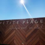 signaletique la petite plage quelque part au soleil a golfe juan sur la cote d'azur