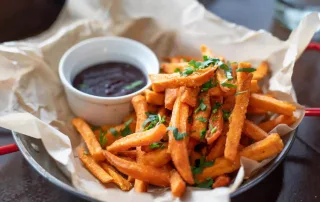 chips de patate douce et sauce relevee pour illustrer la collaboration entre la societe chilli nr 5 et le restaurant 245 sophia antipolis