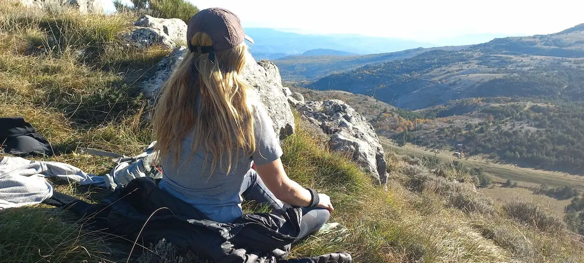 femme regarde l'horizon depuis le plateau de calern a caussols