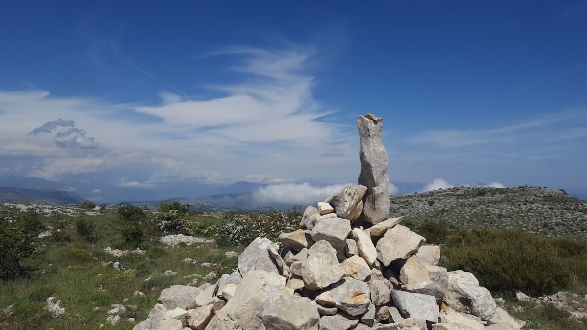 pic des courmettes accessible de tourettes sur loup ou courmes avec une vue a 360 degres sur la cote d'azur