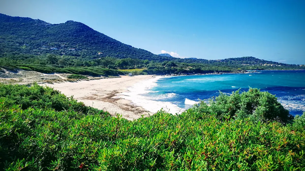 plage de bodri en balagne en haute corse totalement desertee au mois d'octobre